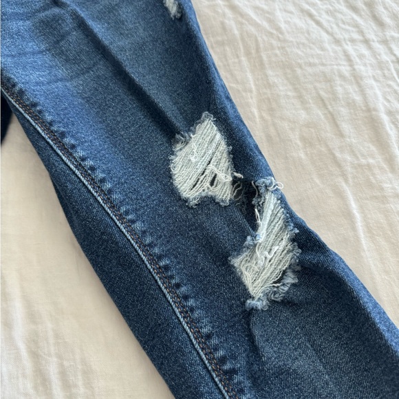 Old navy, distressed maternity jeans - Picture 2 of 3